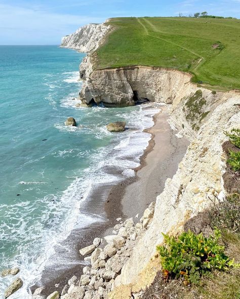 Isle of Wight Photography on Instagram: “📍Watcombe Bay, Isle of Wight . . . . . . . . . . . . . . . . . . #photography #photooftheday #photo #instagood #nature #photographer…” Isle Of Wight Aesthetic, Isle Of Wight England, Candle Brand, Nature Photographer, Candle Branding, Beach Hut, Isle Of Wight, Uk Travel, Reference Photos