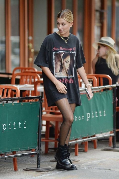 Graphic Tee Outfit Street Style, Shirtdress Outfit, Aaliyah Shirt, Oversize Tshirt Outfits, Hailey Baldwin Style, Look Grunge, Fest Outfits, Shirt Dress Outfit, Graphic Tee Outfits