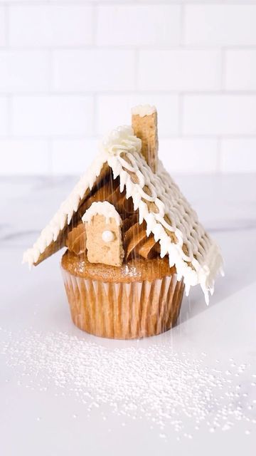 Lindsey Katon on Instagram: "Gingerbread house cupcake!🤎 I used a spice cake for a golden brown base, then just graham cracker halves for the roof, and decorated with buttercream! 🤍 The roof is able to rest on the mound of frosting below, so it is stable and easy to construct, but you could also glue the two halves together at the top with white chocolate for extra stability. The decorating possibilities are endless with this house technique, and it’s easier than a real gingerbread house! Would you try it? • • • • #gingerbreadhouse #cupcake #holidaybaking #spicecake #buttercream #grahamcrackers #cupcakedecorating #cupcakeinspo #lindseybakedthis" House Shaped Cake, Real Gingerbread House, House Cupcakes, Cakes Christmas, Gingerbread House Recipe, Gingerbread Ideas, Chocolate House, Cakes Decorating, Mini Candy Canes