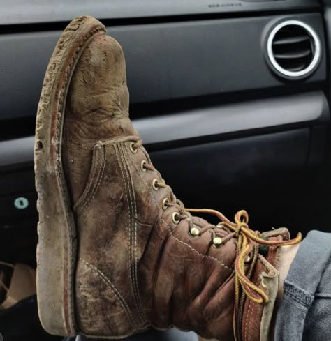 Old Work Boots, Work Boots Men Outfit, Work Boots Aesthetic, Thorogood Boots Outfit, Timberland Aesthetic, Work Boots For Women, Surf Jacket, Women Welder, Farm Boots