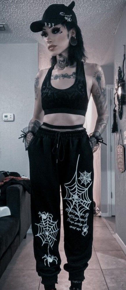 Dark Gym Outfit, Goth Exercise Outfit, Emo Workout Clothes, Goth Sport Outfit, Goth Gym Clothes, Gothic Gym Outfit, Athletic Goth Outfits, Grunge Sporty Outfits, Goth Leggings Outfit