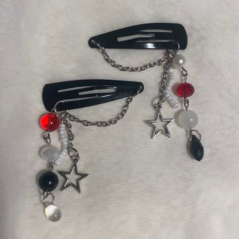 Halloween Jewelry Aesthetic, Alternative Fashion Accessories, Gifts For Emo Friends, Grunge Accessories Aesthetic, Alternative Jewelry Grunge, Emo Hair Accessories, Halloween Crafts Aesthetic, Grunge Beaded Jewelry, Cute Diy Accessories