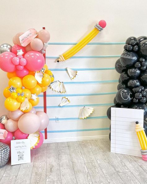 Teachers Party Ideas, Welcome Back To School Photo Backdrop, Back To School Outdoor Decorations, Back To School Night Photo Booth, Back To School Party Decorations Diy, School Themed Party Decorations, Teacher Party Theme, Welcome Back To School Balloon Arch, Graduation School Decorations