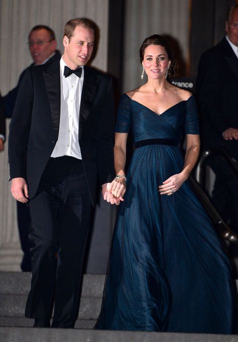 December 9, 2014 — Kate dazzled in an off-the-shoulder dress with an empire waist to the St. Andrews 600th Anniversary Dinner at the Metropolitan Museum of Art in New York City. Kate Middleton Maternity, Kate Middleton Pregnancy Style, Maternity Gowns Formal, Maternity Evening Gowns, Maternity Looks, Kate Middleton Pregnant, Temperley London Dress, Maternity Evening, Formal Maternity Dress