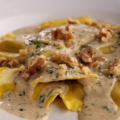 Butternut Squash Ravioli with Brown Butter Sauce @keyingredient #quick #cheese #chicken #delicious Ravioli With Brown Butter Sauce, Butter Squash Recipe, Inn Recipes, Squash Ravioli, Chicken Paprikash, Pumpkin Risotto, Brown Butter Sauce, Butternut Squash Ravioli, Squash Recipes