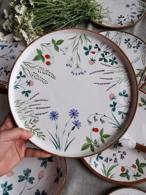 Painting Ideas On Ceramics, Keramik Painting, Ceramic Plates Designs, Assiette Design, Diy Keramik, Clay Cafe, Ceramic Cafe, Painted Ceramic Plates, Diy Pottery Painting