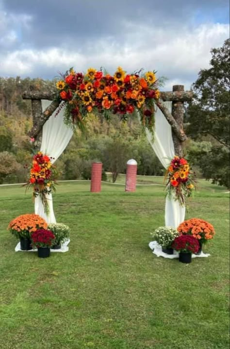 Outdoor Wedding Cheap, Beautiful Wedding Arches, Fall Themed Wedding Arch, Wedding Ideas On A Budget Fall, Fall Wedding Alter Decor, Orange And Red Wedding Theme, Cheap Diy Boho Wedding Decor, Outside Country Wedding, Fall Wedding Pics