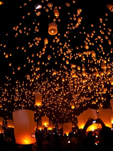 Lantern Festival Aesthetic, Yi Peng Lantern Festival, Floating Lantern Festival, Water Lantern Festival, Lantern Aesthetic, Flying Lantern, Loy Krathong, Festival Aesthetic, Floating Lanterns