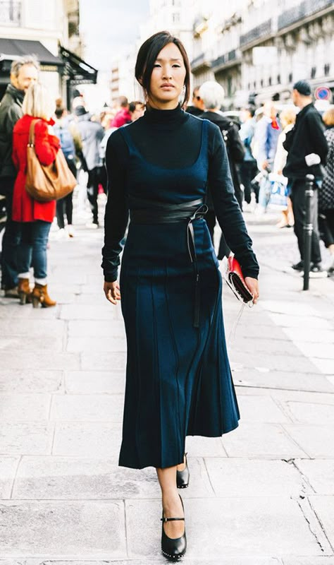 Wear a sleeveless dress in winter by layering a turtleneck underneath. Turtle Neck Layer, Outfit Ideas Turtle Neck, Layering Outfits Fall, Dress Layering, Turtleneck Dress Sleeveless, Pfw Street Style, Turtleneck Style, Gisele Bundchen, Sleeveless Turtleneck