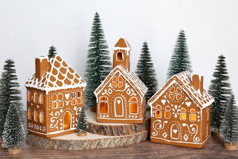 DIY ceramic gingerbread houses. Ceramic Gingerbread House, White Gingerbread House, Ginger Bread House Diy, Sharpie Paint Pens, Easy Christmas Craft, Gingerbread Village, Gingerbread Decorations, Christmas Decorations Ideas, Diy Ceramic