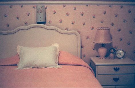 Sofia Coppola Bedroom Aesthetic, Priscilla Presley Bedroom, Priscilla Presley Aesthetic Room, Priscilla Presley Room, Priscilla Presley Sofia Coppola, Sofia Coppola Room Aesthetic, Sofia Coppola Photography, Sofia Coppola Room, Priscilla Sofia Coppola