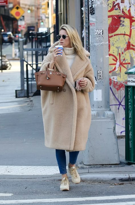 Birkin 25 Gold Outfit, Maxmara Teddy Coat Outfit, Gold Birkin Outfit, Max Mara Street Style, Maxmara Coat Outfit, Max Mara Sunglasses, Maxmara Teddy Coat, Teddy Bag Outfit, Max Mara Teddy Coat Outfit