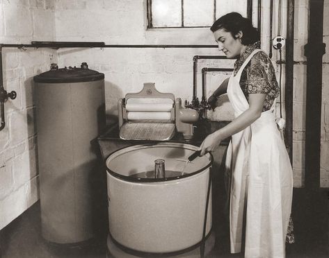 State of the Art Home Laundry, 1930s Wringer Washer, Women's Land Army, Old Washing Machine, Female Butcher, Land Girls, Garden Cooking, Vintage Appliances, Vintage Blog, Vintage Laundry