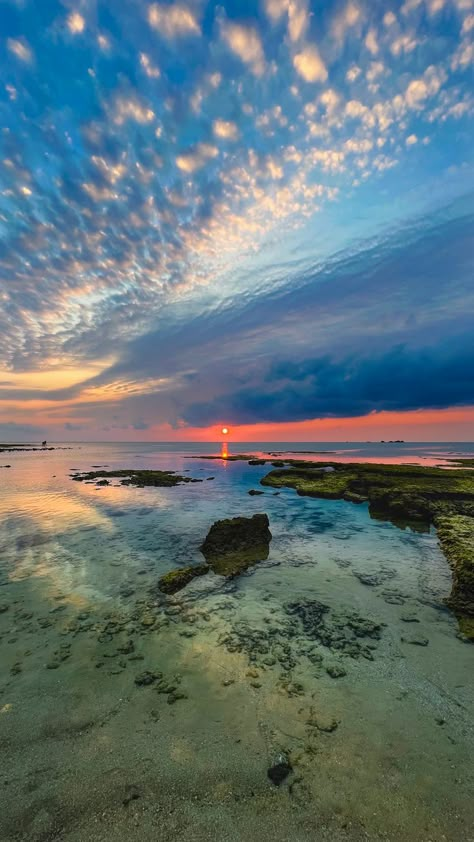 Epic sunset in Okinawa, Japan #OkinawaJapan #TravelJapan #Japantravel Naha Okinawa Japan, Atla Visuals, Okinawa Wallpaper, Okinawa Japan Aesthetic, Okinawa Aesthetic, Japan Beaches, Japanese Beach, Street Sidewalk, Okinawa Beach