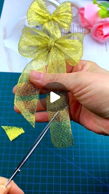 Hand Tied Bows Tutorial, How To Make A Easy Bow, Ribbon Design Ideas, How To Make A Double Bow, Ribbon Diy Ideas, How To Make Bows With Ribbon, How To Tie A Bow, Easy Diy Bow, Rapping Gifts