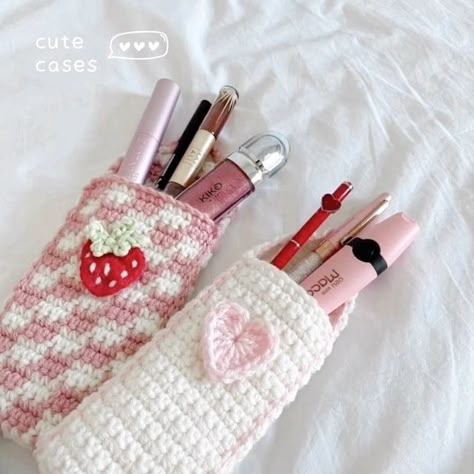 Crochet Checkered Pencil Case, Crochet A Pencil Case, Crochet Ideas Useful Things, Knitting Pencil Case, Crochet With Mahum, How To Crochet A Pencil Case, Crochet Make Up Pouch, Crochet Sale Ideas, What To Knit Ideas