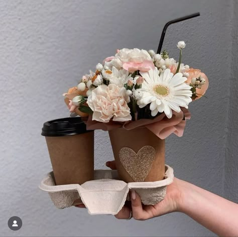 Present Flower Gift Ideas, Starbucks Flower Arrangement, 8 March Gift Ideas, Mothers Day Flower Arrangements, March Gift Ideas, Gift Ideas Aesthetic, Coffee And Flowers, Flower Shop Design, Valentine Bouquet