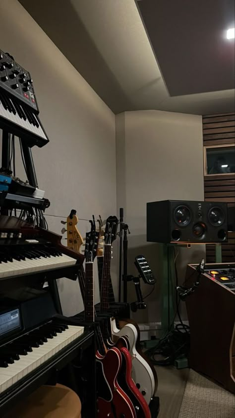 Recording Studio Aesthetic, Music Studio Aesthetic, Muka Lelaki, Studio Vibes, Basement Studio, Music Studio Room, Dream Music, Career Vision Board, Home Studio Music