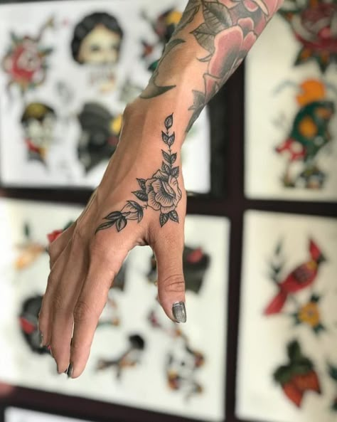 Tattoo Main, Unique Hand Tattoos, Side Hand Tattoos, Tattoos For Women Small Meaningful, Thumb Tattoos, Tato Minimal, Tato Henna, Hand Tattoos For Women, Small Hand Tattoos