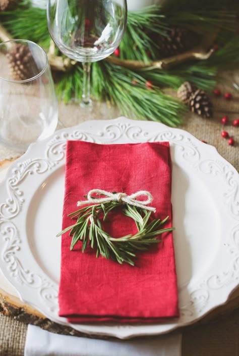 Rosemary Table Setting, Green And Red Christmas Table Decor, Christmas Table Diy Decorations, Christmas Theme Table Ideas, Easy Christmas Place Settings, Christmas Table Wreaths, Easy Christmas Table Settings Ideas, Mid Winter Christmas Party, Dinner Table Christmas Decorations