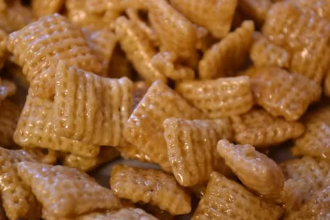 Caramel Chex Mix, Caramel Chex, Chex Recipes, Puppy Chow Chex Mix Recipe, Chex Mix Puppy Chow, Chow Puppy, Chex Mix Recipes, Snack Mixes, Ziploc Bag