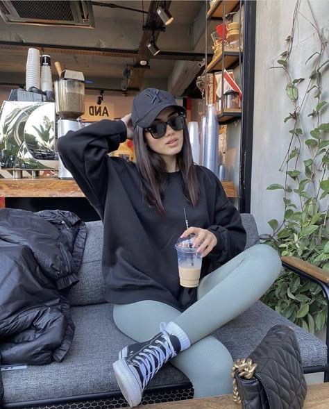 Converse Athleisure Outfit, Outfit Sport Mujer, Athleisure Winter Outfits, Outfit Gym Mujer, Trendy Sporty Outfits, Leggings Travel Outfit, Sportive Outfit, Casual Airport Outfit, Outfits Leggins