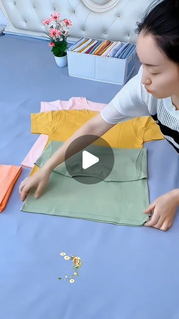 Folding Clothes To Save Space Socks, Folding Tshirts Drawer, Folding T Shirts For Drawers, Fold Tshirts Save Space, How To Fold Tshirts Video, Pliage Tee Shirt, Tshirt Folding Hack, How To Fold Tshirts, Folding Tee Shirts