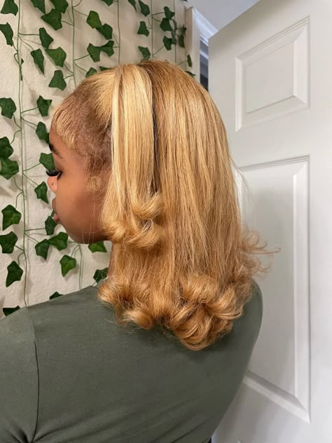 Skunk Stripe Hair Light Skin, Straight Hair With Bumps At The End, Honey Blonde Hair On Black Women Natural Silk Press, Straight Honey Blonde Hair, Ribbed Sweater Outfit, Honey Blonde Natural Hair, Hair Colors Black Women, Silk Press Hairstyles, Blonde Natural Hair