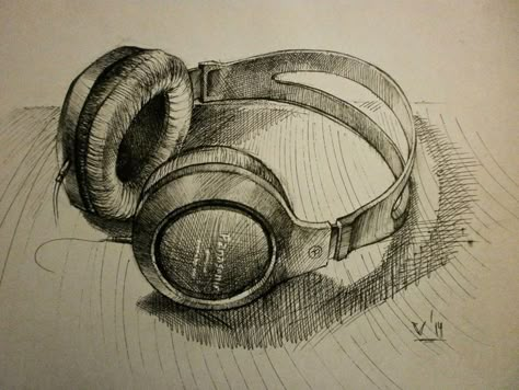 Neck Art Reference, Headphones On Neck, How To Draw Headphones, Draw Headphones, Headphones Around Neck, Headphone Sketch, Doodle Calligraphy, Headphones Drawing, Biro Drawing