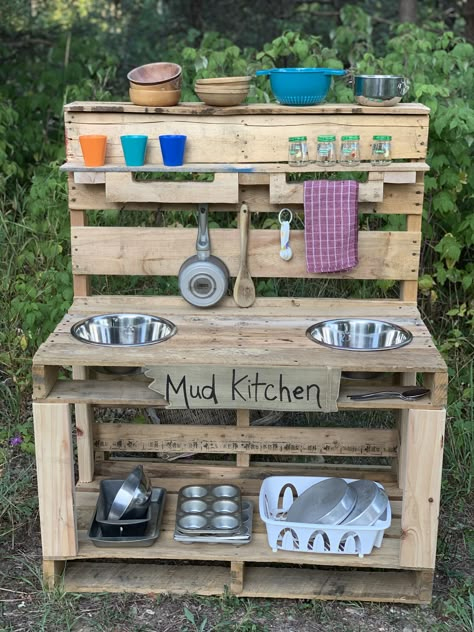 Mud Kitchen Diy, Outdoor Play Kitchen, Mud Kitchen For Kids, Backyard Kids Play Area, Diy Mud Kitchen, Play Kitchens, Kids Outdoor Play, Mud Kitchen, Backyard Playground