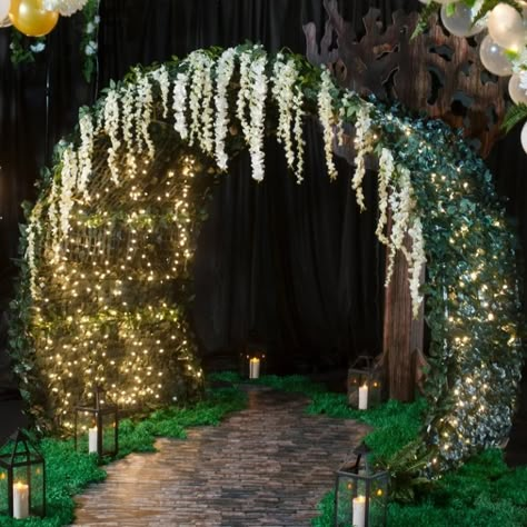 Grad Themes, Enchanted Forest Quinceanera Theme, Enchanted Forest Quinceanera, Enchanted Forest Prom, Tiana Wedding, Enchanted Forest Wedding Theme, Enchanted Forest Decorations, Quince Themes, Enchanted Forest Party