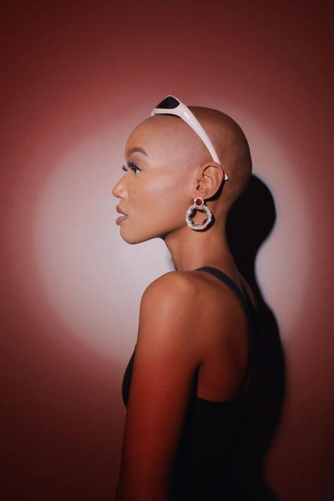 Bald Head Photoshoot, Bald Model Photoshoot, Bald Women Photoshoot, Bald Photoshoot Ideas, Bald Photoshoot, Bald Women Photography, Bald Women Aesthetic, Sunset Photography People, Bald Fashion