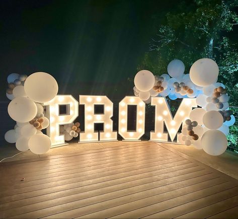 Prom Ideas Activities, Prom Grand March Ideas, Prom 2024 Decoration, Junior Prom Ideas, Senior Prom Theme Ideas, Marquee With Balloons, Pre Prom Party Ideas, Prom Decorations Diy, Prom Decoration Ideas