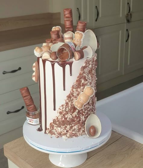 @dreambakes_by_erum on Instagram: “. Kinderrrrrrrr 🍫 This one smelt SO good. Chocolate sponge, with kinder and Nutella buttercream. And crushed kinder Bueno pieces. Then I…” Toblerone Birthday Cake, Nutella Cake Design, Kinder Bueno Cake Birthday, Kinder Chocolate Cake, Nutella Birthday Cake, Bueno Cake, Drop Cake, Nutella Buttercream, 15th Birthday Cakes