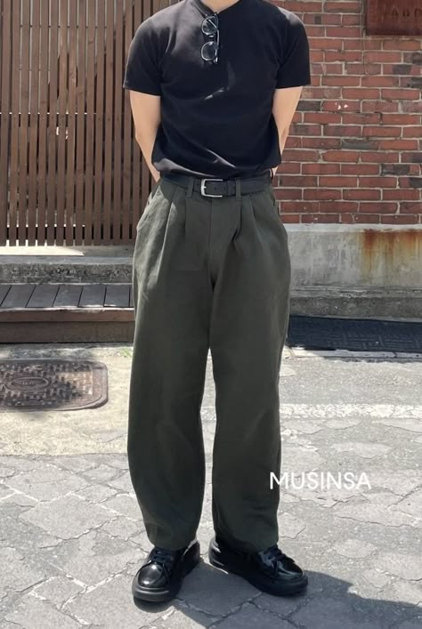 black shoes, green pants, black belt, black shirt, outfit ideas, baggy clothes, outfit inspo, fashion Outfit Ideas Baggy Clothes, Black T Shirt Outfit Men, Black Baggy Pants Outfit, Black Shirt Outfit Ideas, Rich Boy Outfits, Black And Green Outfit, Black Belt Outfit, Baggy Pants For Men, Style Baggy Pants