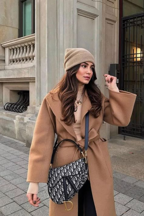 Saddle Bag Outfit, Dior Saddle Bag Outfit, Beige Outfits, Bag Outfit, Dior Saddle, Saddle Bag, Winter Fashion Outfits, Fall Looks, Looks Vintage