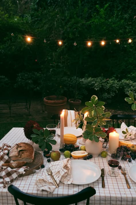 Summer Soiree Decorations, Natural Tablescapes Dinner Parties, Intimate Dinner Party Table Settings, Alfresco Dining Aesthetic, Neutral Dinner Party, Small Outdoor Dinner Party, Outdoor Dinner Party Table Decor, European Garden Party, Yard Dinner Party