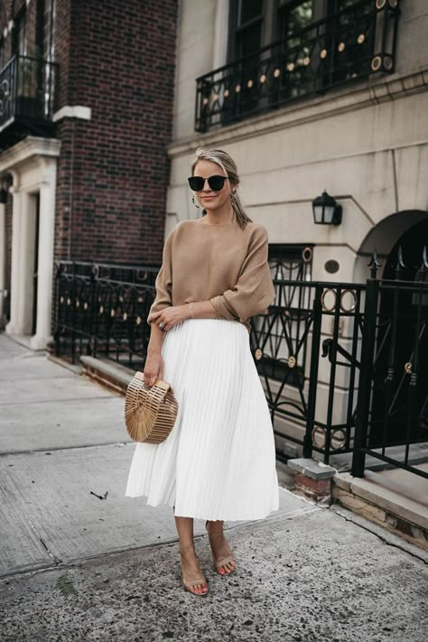 Effortless Summer Style | White Pleated Midi Skirt, Light Neutral Summer Sweater Outfit With Pleated Skirt, Spring Weekend Outfit, White Skirt Outfits, Rok Outfit, Pleated Skirt Outfit, Skirt Diy, Look Office, Glamour Women, White Long Skirt