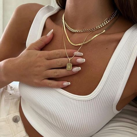 Clean Aesthetic Jewelry, Spanish Jewelry Aesthetic, Gold Jewellery Layering, Styling Jewelry Outfit, Julery Aesthetic, Mixed Metal Aesthetic, Jelewry Gold, Gold Jewlerie Aesthetic, Gold Chains Aesthetic