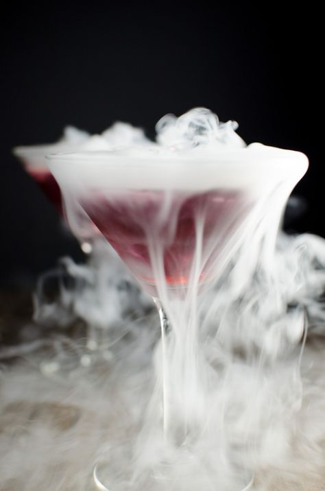 Hard to believe anything can beat your pregnant Kylie Jenner get-up—but these drinks just might. Dry Ice Halloween, Dry Ice Cocktails, Dry Ice Drinks, Cocktail Halloween, Halloween Recipes Drinks, Witch's Heart, Halloween Cocktail, Witch Party, Red Cocktails