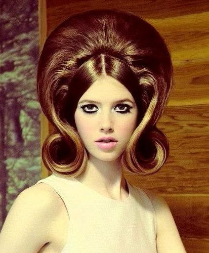 The 1960s was a time of revolution and change, and it presented an opportunity to break away from societally-imposed image norms. Here are some of the Popular Hairstyles That Women Wore In The 60s Bombshell Hairstyle, 60s Bombshell, 1960 Hairstyles, 60’s Hair, 1970s Hairstyles, 1960s Hair, 60s Hair, Bouffant Hair, Teased Hair