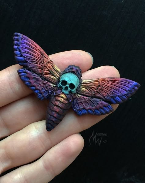 Clay Wings, Creation Art, Hawk Moth, Witch Jewelry, Polymer Clay Animals, Gothic Skull, Clay Animals, Clay Art Projects, Skull Jewelry