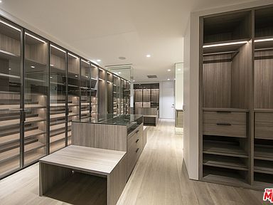 Closet And Makeup Room, Closets Luxury, Office Vanity, Huge Home, Calabasas Homes, Blue Jay Way, Walk In Closet Ideas, Home Spa Room, Display Room