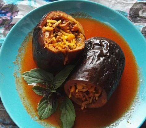 Make Dolmeh Bademjan, one of the most popular and delicious Iranian dishes made with eggplant, minced meat, and rice. Stuffed Eggplant Recipes, Bademjan Recipe, Dill Rice, Herbed Rice, Iranian Dishes, Potato Frittata, Stuffed Eggplant, Yellow Lentils, Beef Tongue