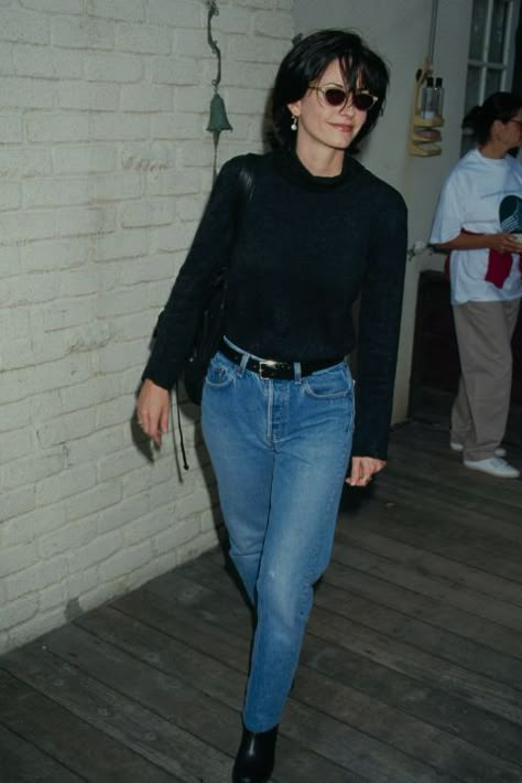 Courtney Cox rocked mom jeans in 1995, and you'll never guess who's bringing them back in style today! 1980s Fashion Trends, The 90s Fashion, 2000s Fashion Trends, Courtney Cox, 90s Inspired Outfits, Friends Style, 90s Outfits, Friends Cast, Monica Geller