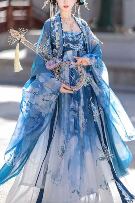 Very nice the lace and the model the cup is soft sewing does not lift but I imagine it is wearing patches this beautiful same Hanfu Dress Princesses, Ancient Chinese Clothing Woman, Blue Chinese Dress, Chinese Dress Traditional, Hanfu Princess, Blue Hanfu, Hanfu Clothing, Chinese Princess Dress, Traditional Chinese Clothing Hanfu