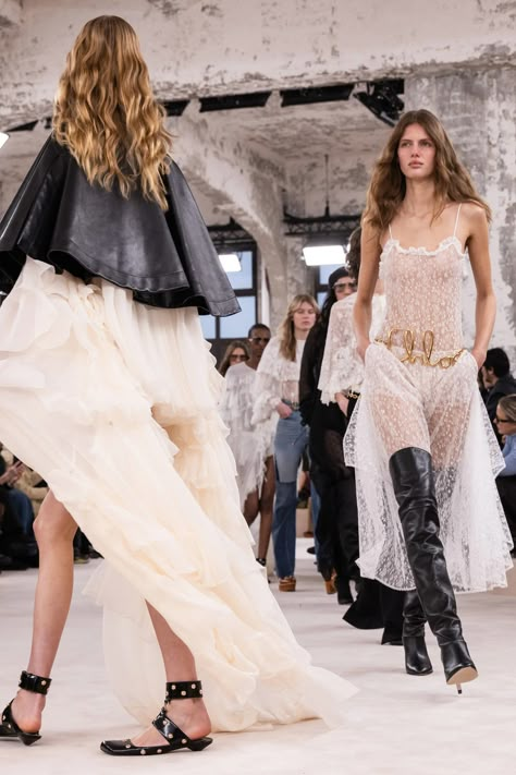 The runway — not TikTok — brought back boho chic | Vogue Business Romantic Dresses Date Night, Chic Date Night Outfit, Trendy Date Night Outfit, Date Night Outfit Ideas, Night Outfit Ideas, Bohemian Chic Fashion, Chloe Dress, Floaty Dress, Technology Fashion