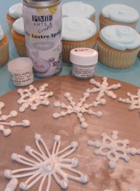 Icing Snowflakes, Fall Food Crafts, Snowflake Tutorial, Christmas Cupcakes Decoration, Crafts For Fall, Cheesecake Oreo, Snowflake Cake, How To Make Snowflakes, Christmas Cake Pops