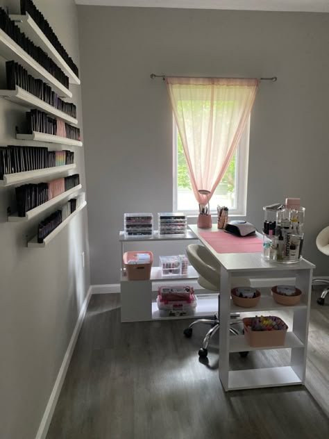 Living Room Nail Station, Beauty Room Layout, Nail Tech Set Up In Bedroom, Nail Tech Home Set Up, Nail Room Inspo Pink, Nail Desk Aesthetic, Nail And Makeup Room Ideas, Home Based Nail Salon Ideas, Nail Set Up At Home Desk