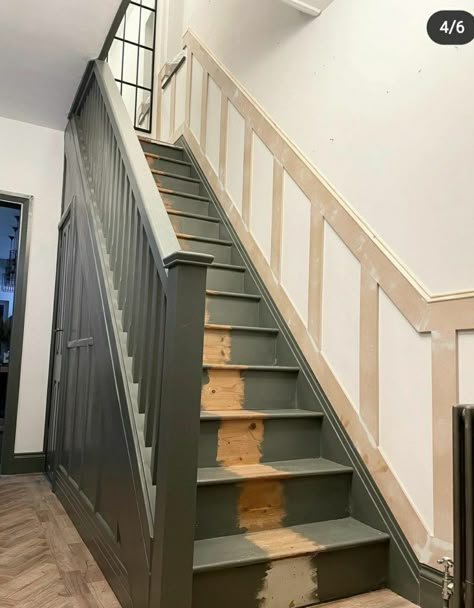 Lambriseringen Gang, Staircase Paneling, Hall Ways Ideas, Stairs And Hallway Ideas, Stair Paneling, Victorian Hallway, Stairs Landing, House Staircase, Narrow Hallway Decorating